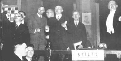Euwe Worldchampion. Alekhine (right) : "Vive le nouveau champion!"