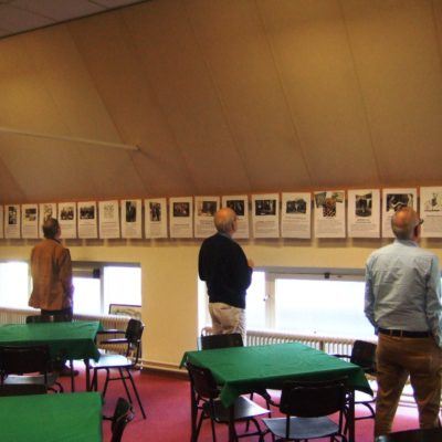 De mobiele expositie wordt bekeken
